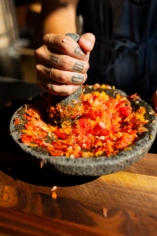 sambal maken / sambal goreng trassi tomaat recept