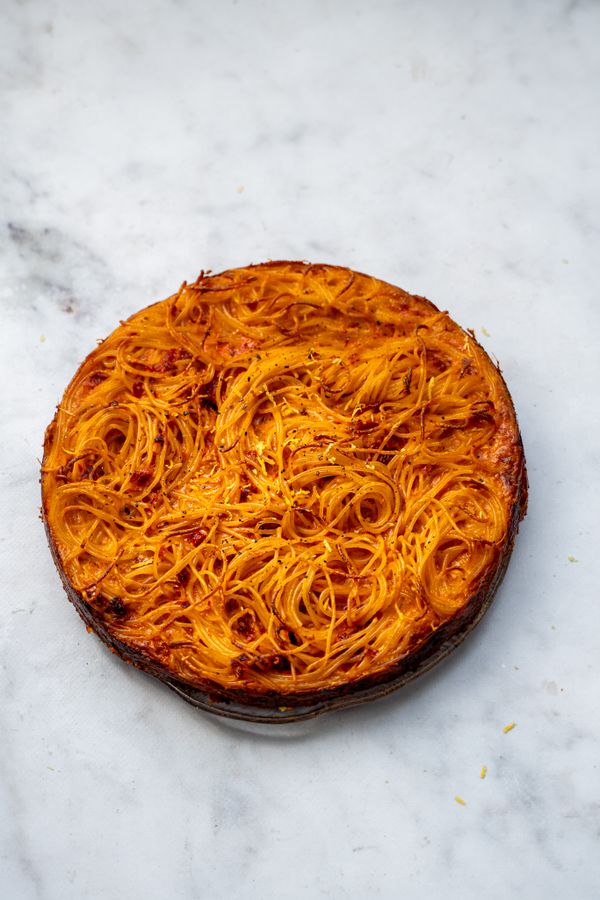 torta di pasta met 'nduja, zongedroogde tomaat en pecorino