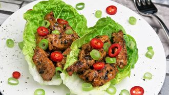 Sla wraps met mediterraanse varkenshaasreepjes