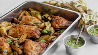 Sappige kippendijen uit de oven met chimichurri