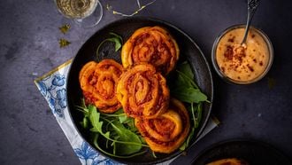 bladerdeegrolletjes met chorizo, paprika en spicy aïoli