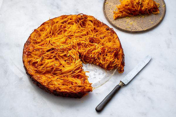 torta di pasta met 'nduja, zongedroogde tomaat en pecorino