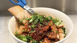 Shortrib met een schaar bij WonTon in Amsterdam