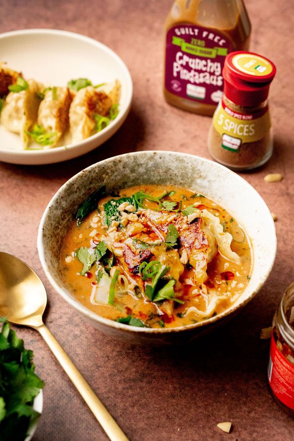 Snel pindasoep-recept met miso en gyoza