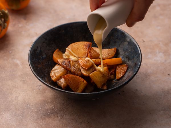 toetje met kakifruit, witte chocolade saus en koek