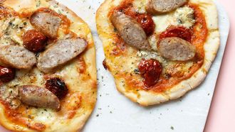 pizza met worstjes en mozzarella
