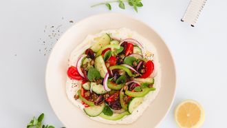 Griekse salade 2.0 met opgeklopte feta