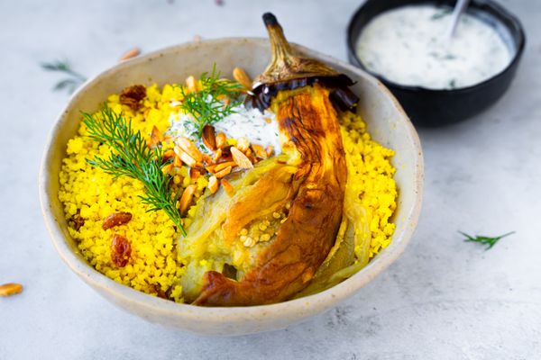 couscous salade met kerrie, gerookte aubergine en dilleyoghurt