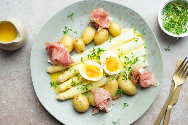 Gin-hollandaise met witte asperges