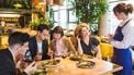 groep vrienden eten in restaurant, gezellige restaurants den haag