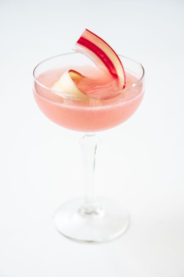 Rhubarb Collins cocktail met gin