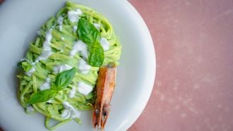 Pasta met garnalen en basilicum