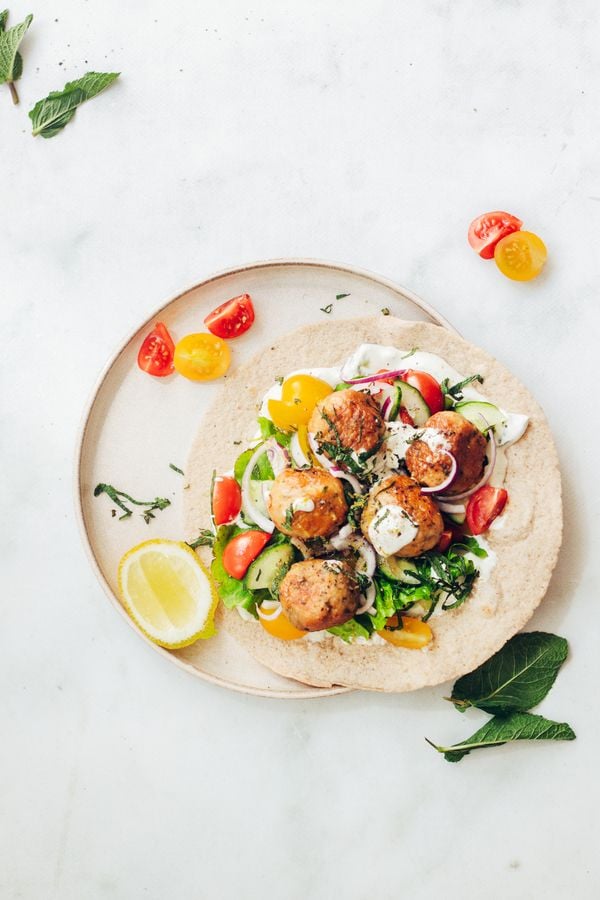 Wraps met kipgehakt | Wraps in Griekse stijl met kruidige kipgehaktballetjes en tzatziki