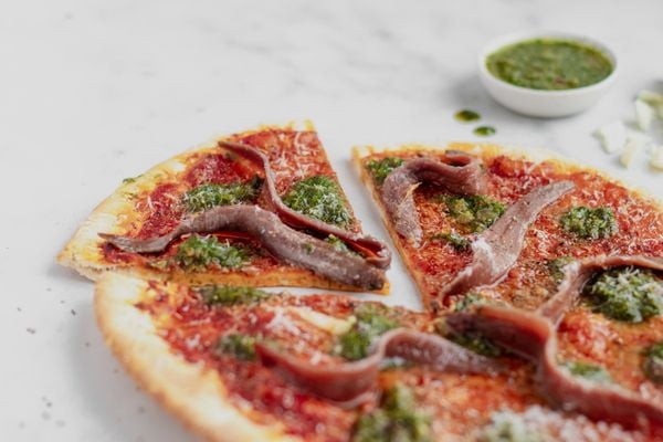 Pizza met ansjovis en chimichurri