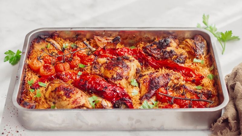 Tavuk Kapama | Turkse traybake met rijst en kip en puntpaprika