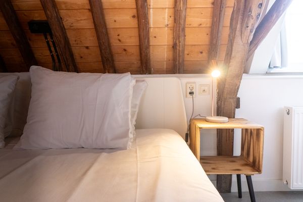 Bed in de hotelkamer van Brass