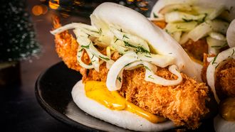 Bao buns met tempura garnalen, gouden mayo en venkel