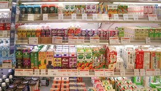 Japanse supermarkt ter illustratie van een Japans mayonaise-drankje