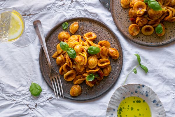 vegan pasta met spicy harissa en ingelegde citroen