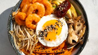 Koreaanse bibimbap met garnalen
