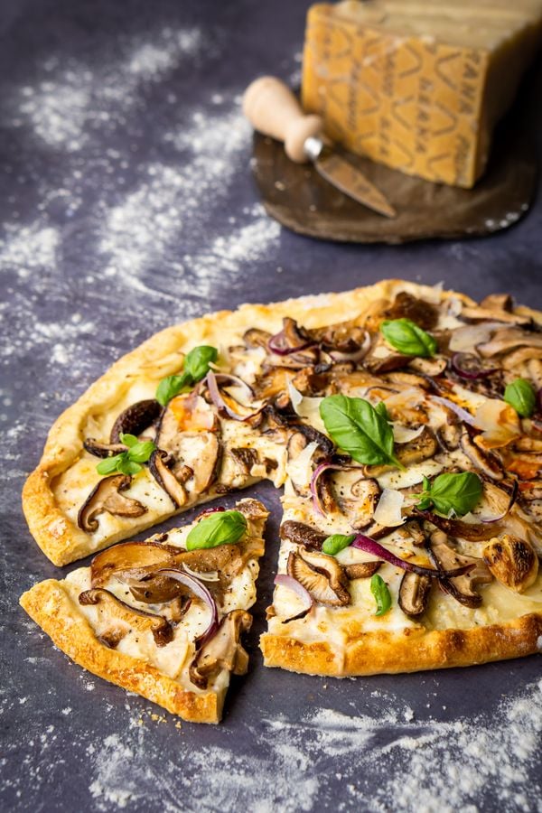 kaaspizza met Grana Padano, paddenstoelen en basilicum