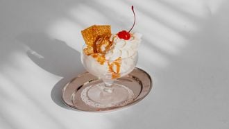 Sundae ijsje met karamel