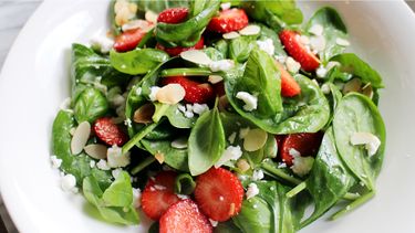 salade met spinazie en aardbeien