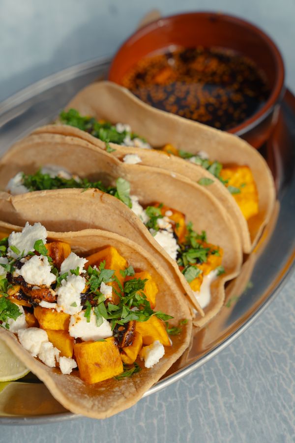 taco met geroosterde pompen en salsa macha