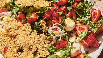 frisse salade van aardbei en rucola uit 'een ode aan salades'