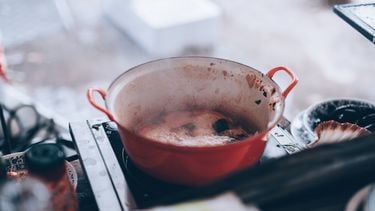 anti-aanbakpannen op kookvuur