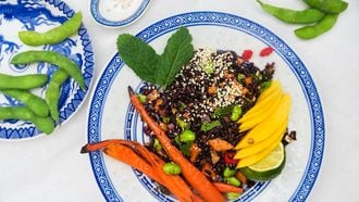 Aziatische salade met zwarte rijst