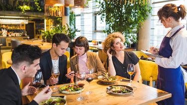 groep vrienden eten in restaurant, gezellige restaurants den haag