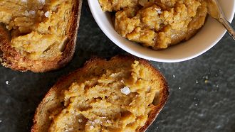 Kikkererwtenspread op toast