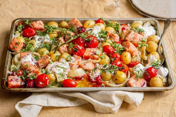 Zomerse ovenschotel met krieltjes, zalm en tomaat