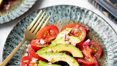 Simpele salade van tomaat en avocado