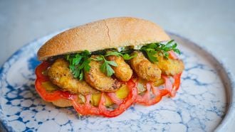 Po’boy met krokante garnalen en remouladesaus
