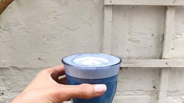 blauwe matcha latte