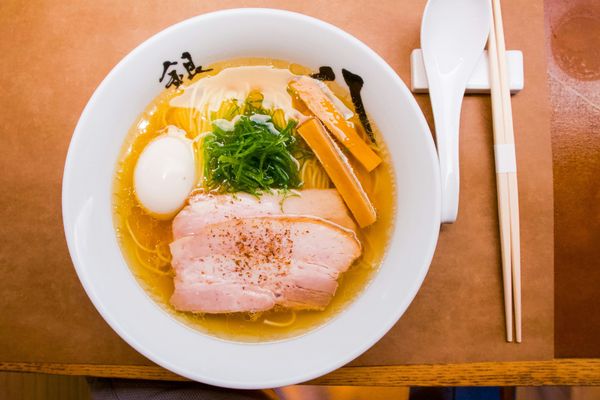 Ramen met witte sojasaus zodat de bouillon niet te donker wordt