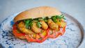 Po’boy met krokante garnalen en remouladesaus