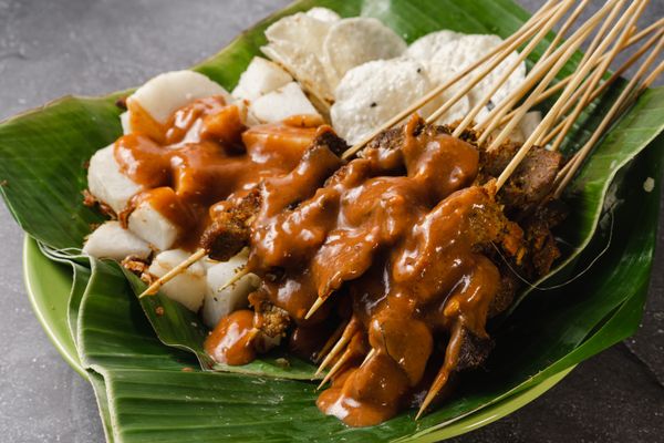 Sate met lontong