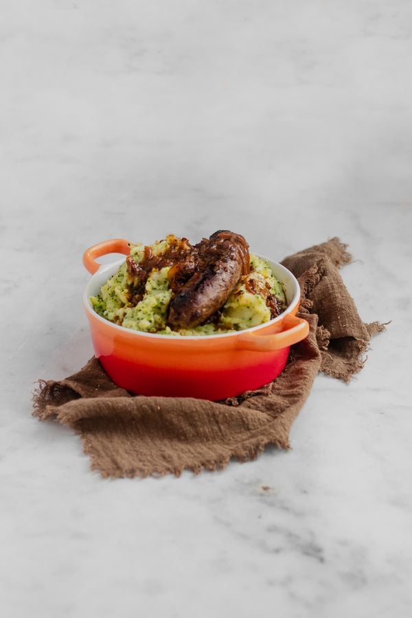 Broccolistamppot met runderbraadworst en uien-jus