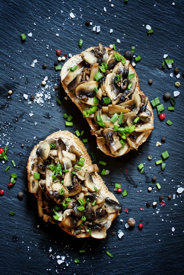 gerechten met paddenstoelen toast