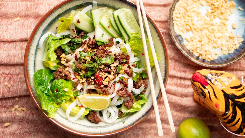 Vietnamese noedelsalade met gehakt