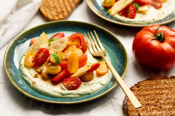 Opgeklopte ricotta met basilicum en tomatensalade (tomaten zouten)