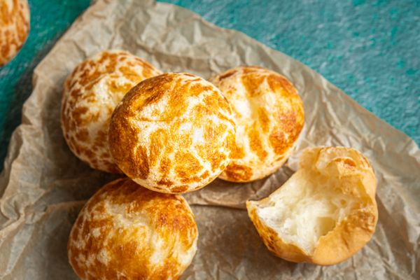 Pão de Queijo (makkelijke Braziliaanse kaasbroodjes)