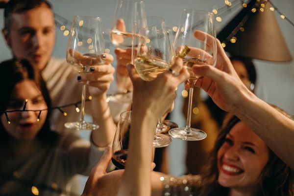 Mensen die proostenn ter illustratie van het beste glas voor champagne