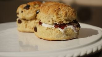 Wat is clotted cream? Scones met clotted cream
