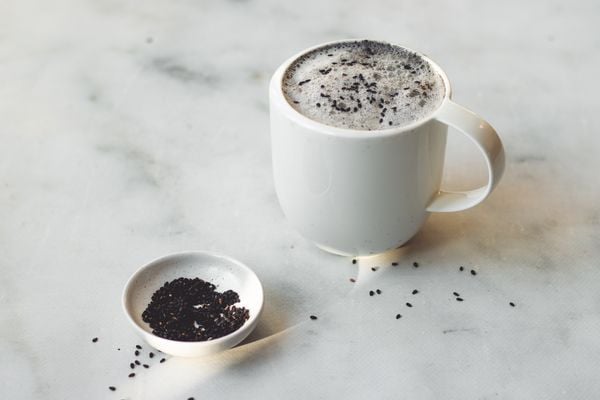 Zwarte sesam latte | black sesame latte | zwarte tahin latte | latte met zwarte tahin