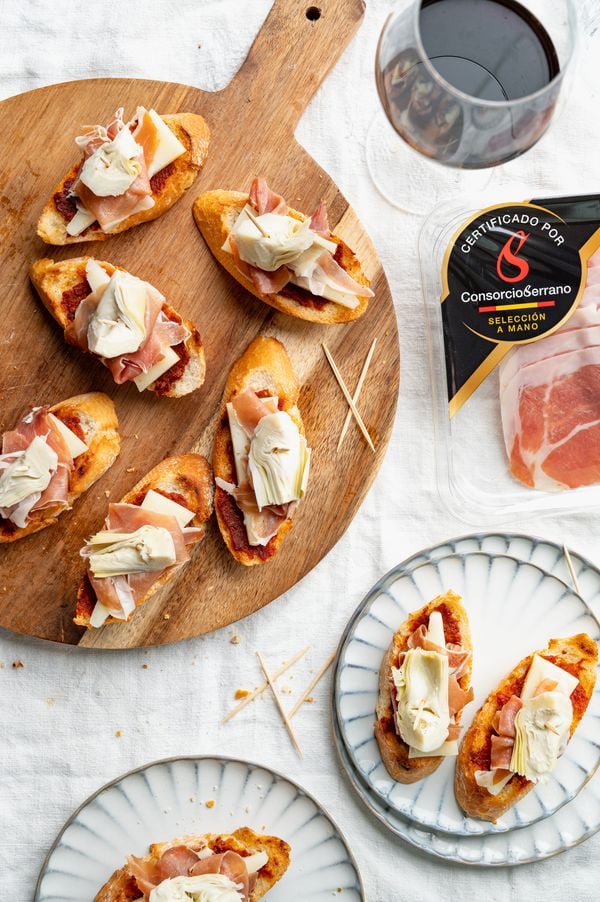 Pintxos met manchego, tapenade en Jamón ConsorcioSerrano