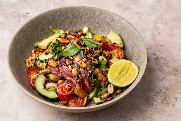 Salade met steak, avocado en citrus